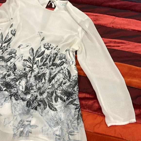 Dress kimchi blue. White with flowers medium 100 polyester good condition - Picture 8 of 8